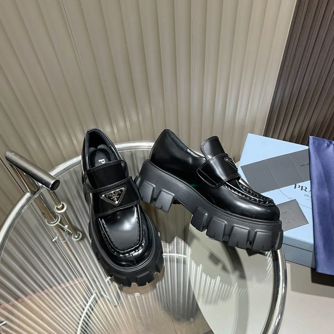 👟👟Ex-factory price 480👟👟 Women's shoes Women's clothing Women's shoes Women's clothing Women's shoes Women's clothing Women's shoes factory PRADA Prada 2021 classic catwalk new products Metal triangle logo style will never go out of style! 🔥 Full of futuristic sense, high-end and elegant appearance, quite stunning on the feet. Thick soles greatly improve the wearability. The new series is easier to wear than the previous ones and has a high-end fashion sense! The original metal buckle and imported patent leather open-edge beaded cowhide can only be controlled by the most perfect craftsmanship! Upper: imported open edge beads/patent leather cowhide. Lining: Imported sheepskin. Feet: imported sheepskin. Original molded outsole, perfect last, please look for high-end quality Color: black open edge beads/white open edge beads Size: 35-40 Full set of packaging: certificate, card, pure cotton bag